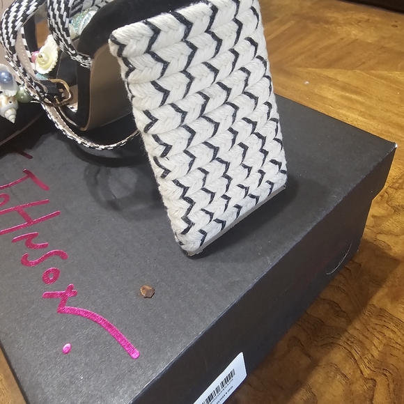 Betsy Johnson gorgeous heels - Picture 3 of 5